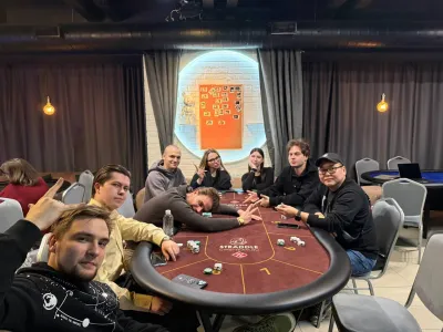 Straddle poker club