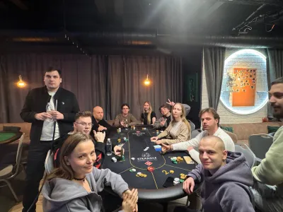 Straddle poker club
